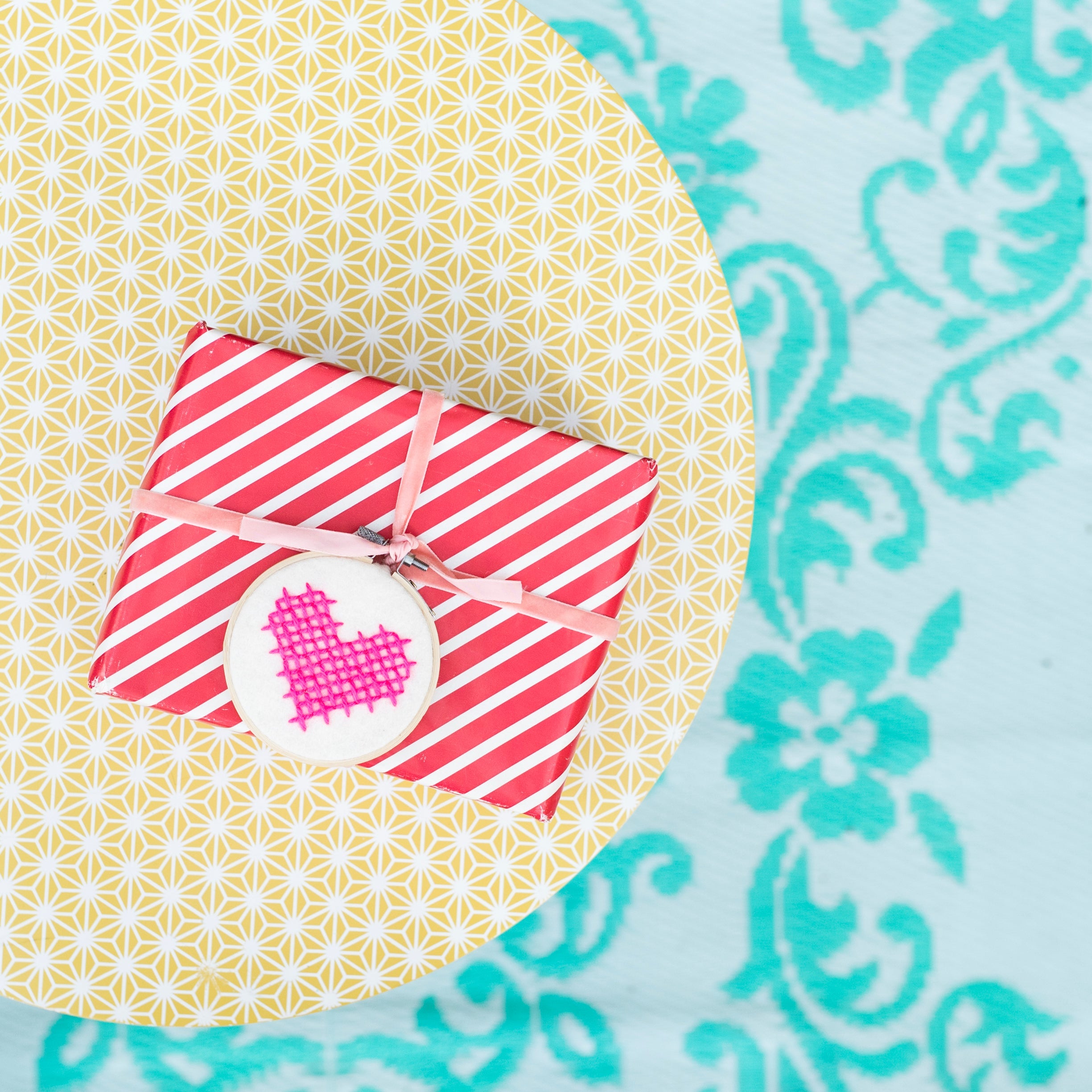 (3) HEART HOOP CROSS STITCH EMBROIDERY KIT