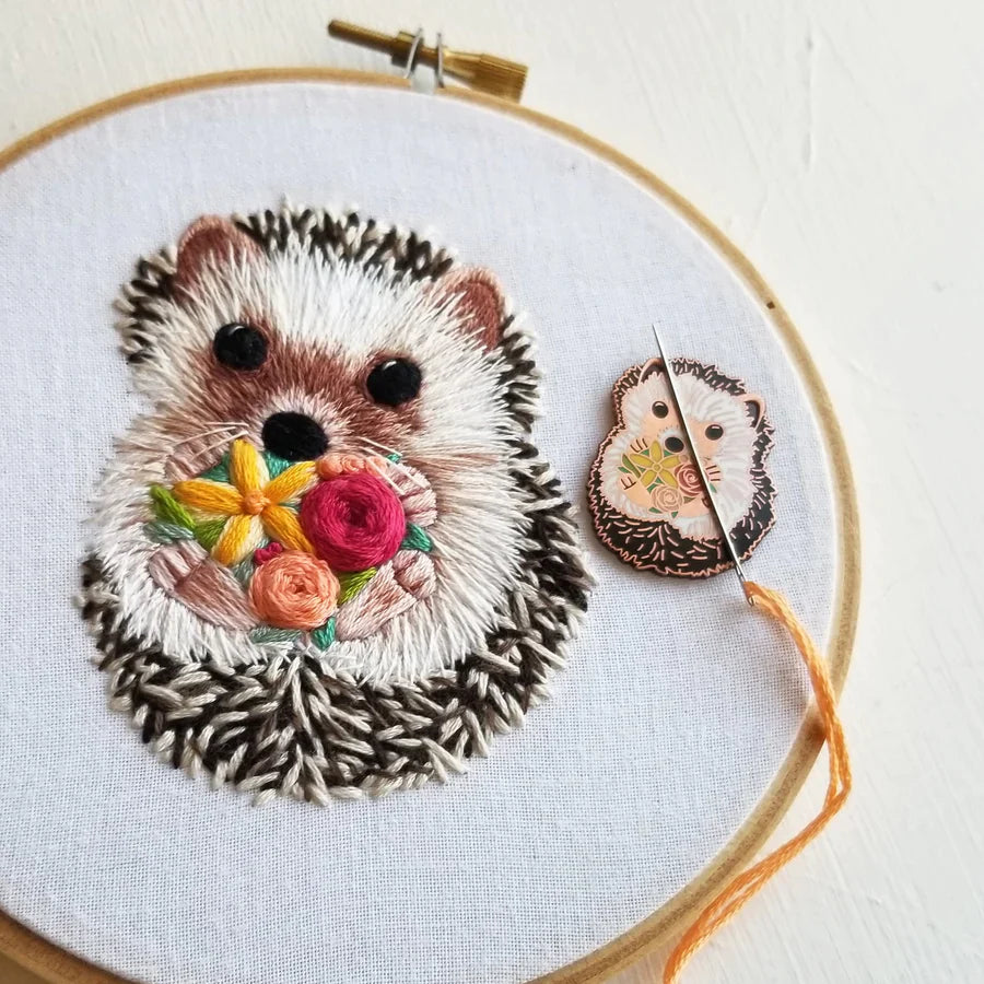 HEDGEHOG ENAMEL NEEDLE MINDER