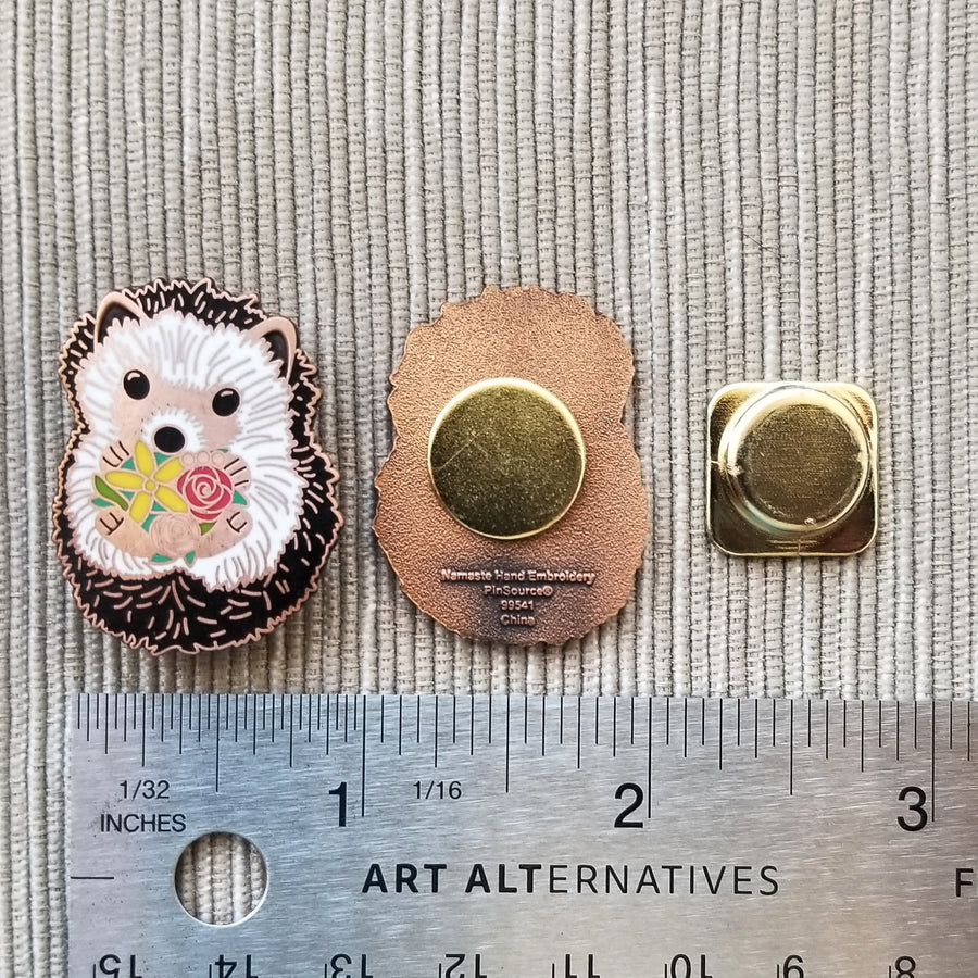 HEDGEHOG ENAMEL NEEDLE MINDER