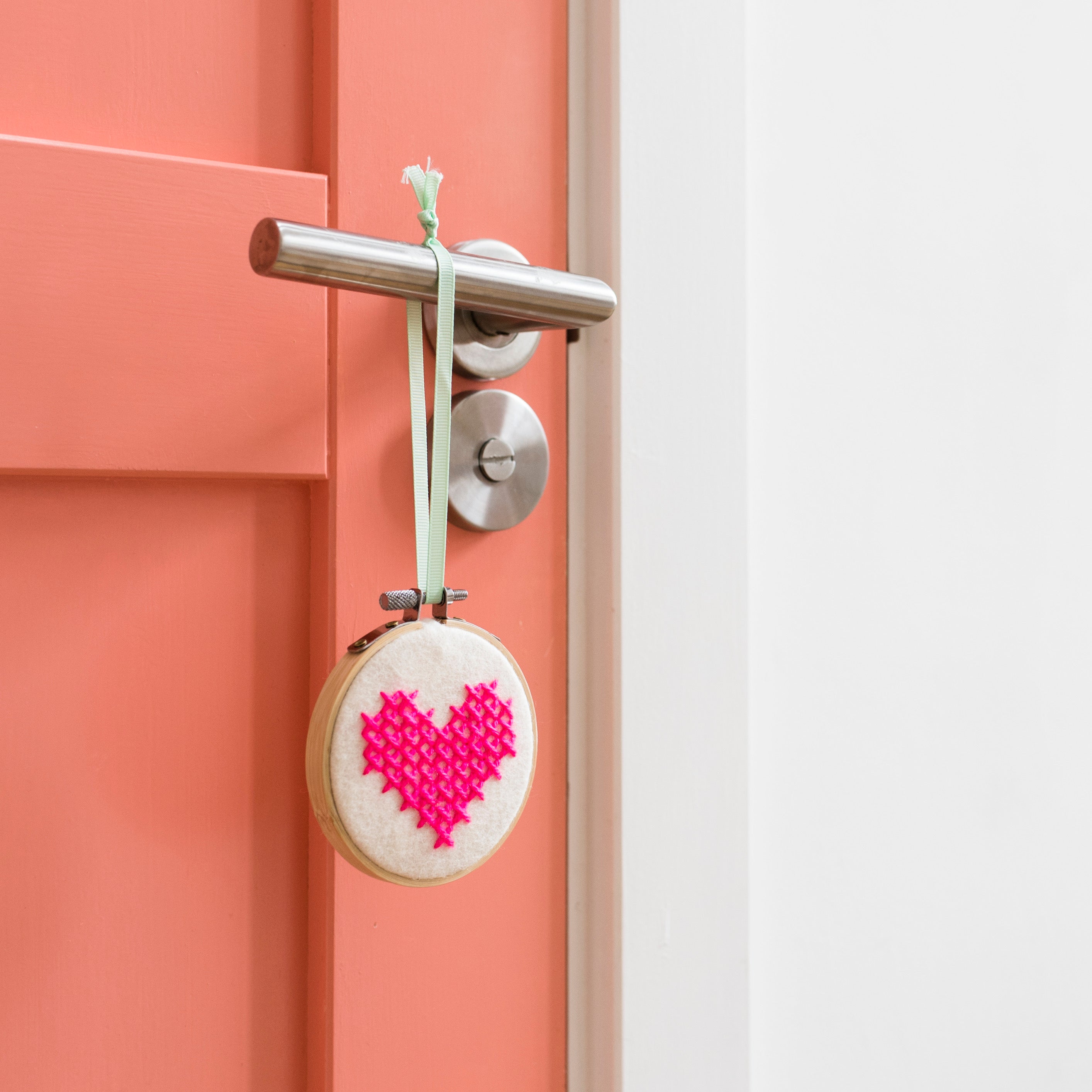 (3) HEART HOOP CROSS STITCH EMBROIDERY KIT