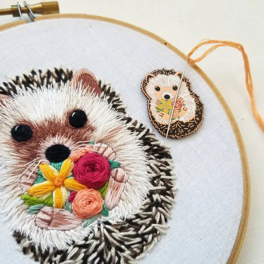 HEDGEHOG ENAMEL NEEDLE MINDER