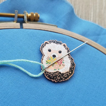 HEDGEHOG ENAMEL NEEDLE MINDER