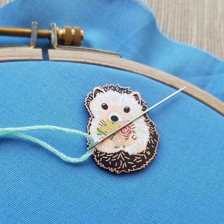 HEDGEHOG ENAMEL NEEDLE MINDER